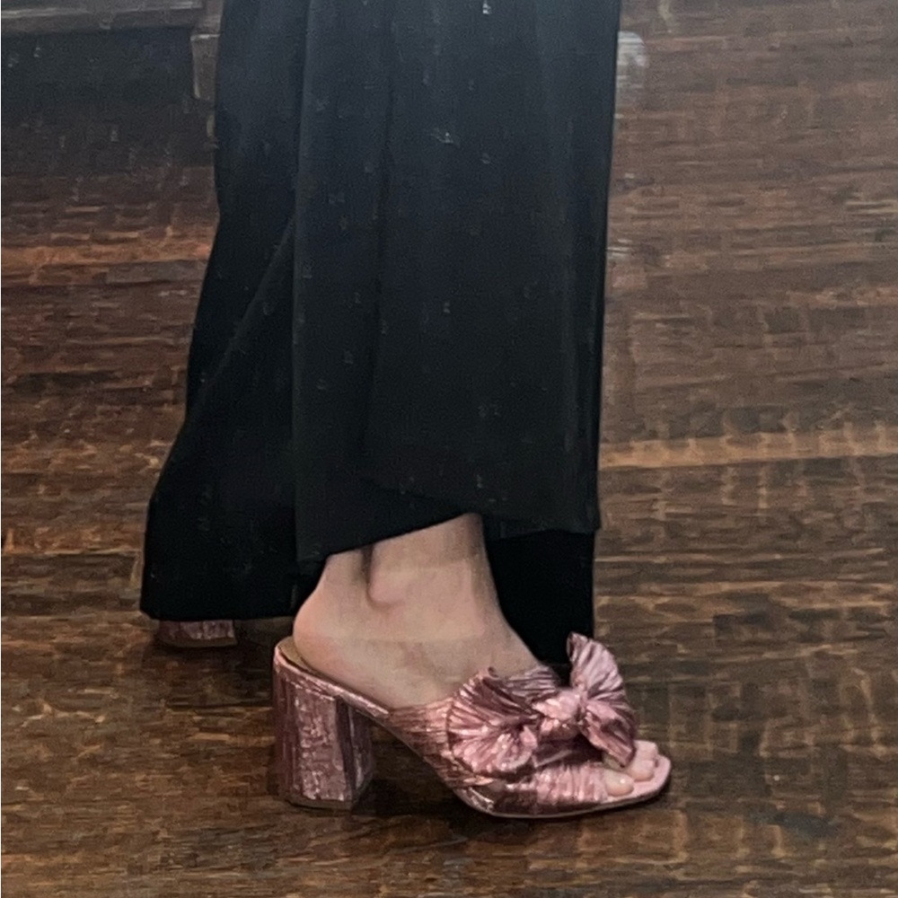 Cute dressy heel! Great to add a pop of color to your outfit!